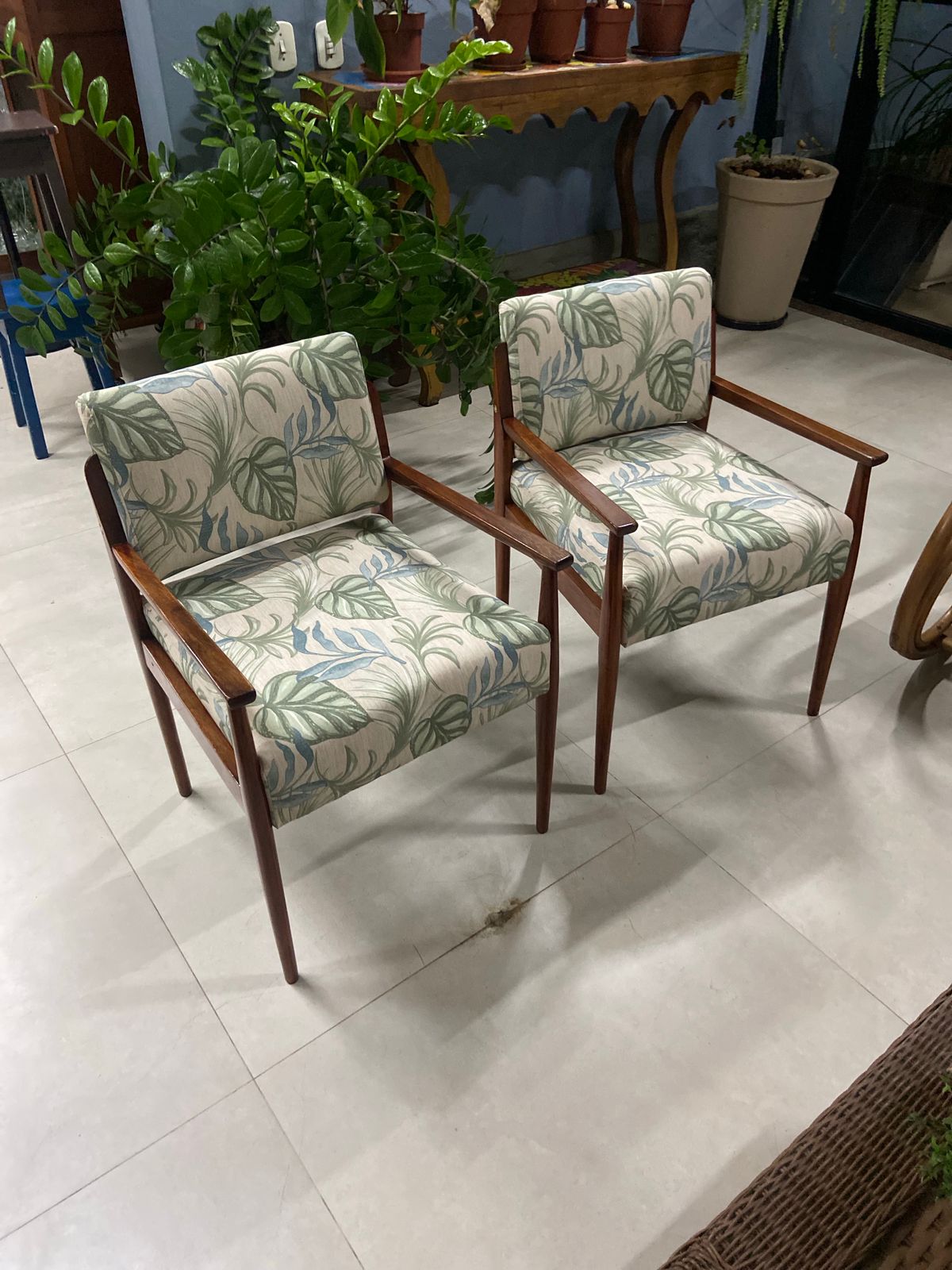 Poltronas de madeira reformadas com tecido de estampa botânica